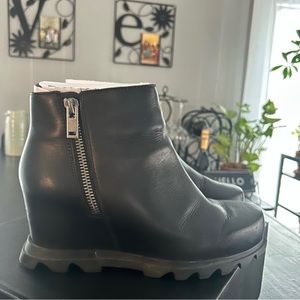 Sorel Joan of Arctic Wedge III Zip Bootie EUC Black Size 8.5